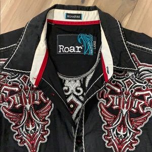 Men’s ROAR button down shirt